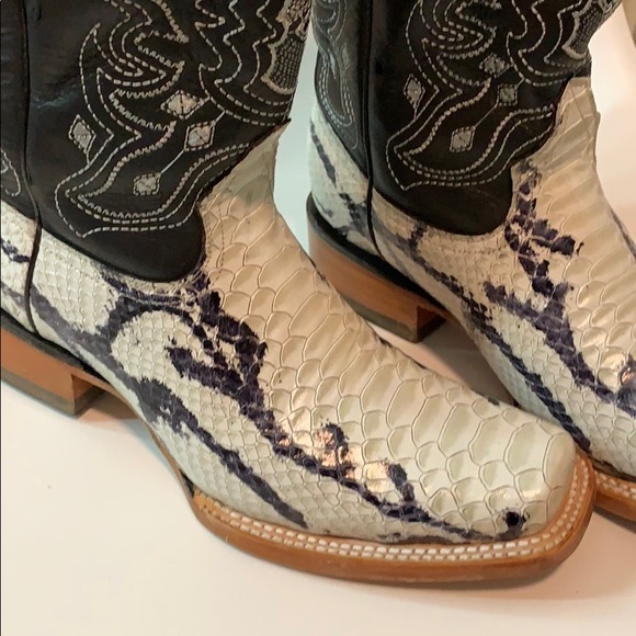 Snake skin pattern boots - Picture 3 of 9